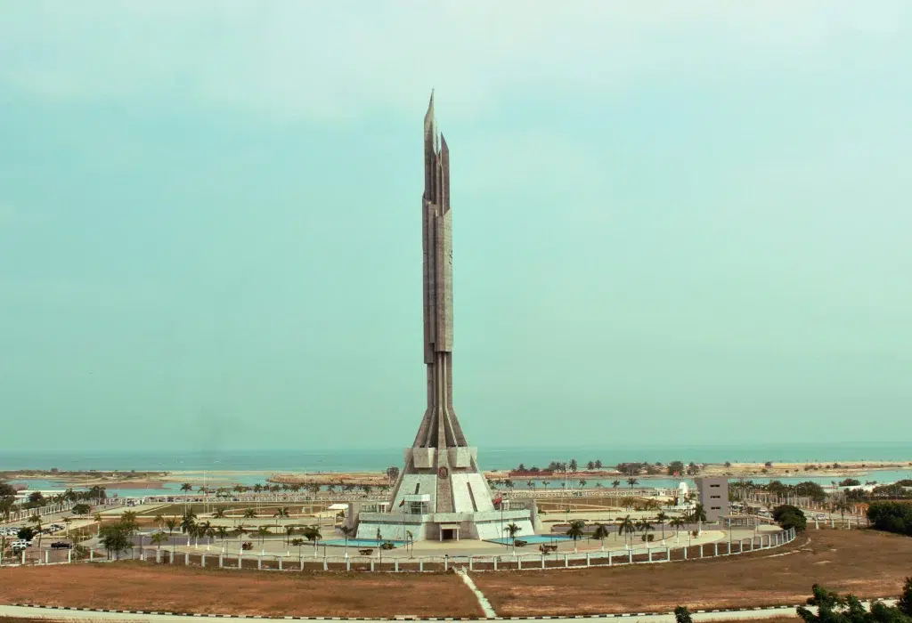 Le Monument de l’Indépendance à Luanda, un symbole national fort situé dans la capitale de l’Angola, avec vue sur l’océan Atlantique en arrière-plan.