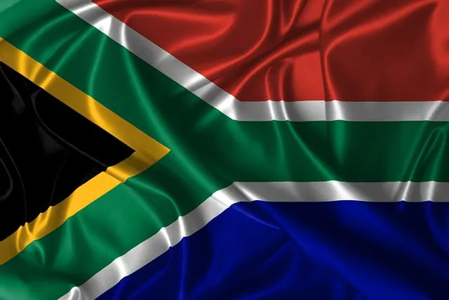 Drapeau de l’Afrique du Sud en tissu ondulé, vu de près avec ses couleurs emblématiques rouge, vert, bleu, noir, jaune et blanc.